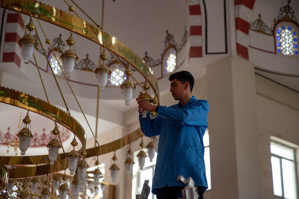 Meslek lisesi öğrencileri ramazanda camilerin bakım ve onarımını yapıyor