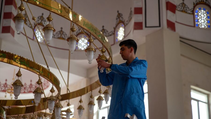 Meslek lisesi öğrencileri ramazanda camilerin bakım ve onarımını yapıyor