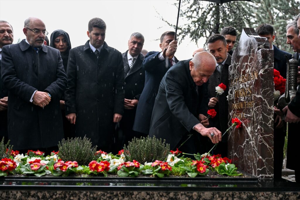 MHP Genel Başkanı Bahçeli, Alparslan Türkeş’in kabrini ziyaret etti: