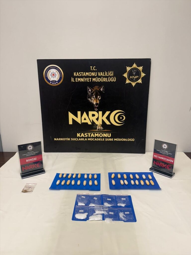 Midesinde Türkiye’ye uyuşturucu sokan şüpheliyle bu kişiye yardım eden 4 zanlı yakalandı