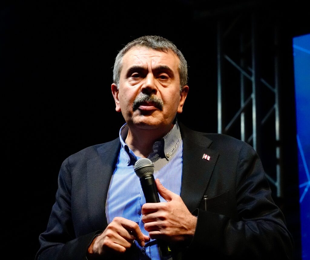 Milli Eğitim Bakanı Tekin, Esenler’de ramazan etkinlik alanını ziyaret etti: