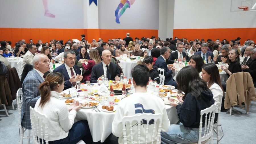 Milli Eğitim Bakanı Tekin, Sincan’da öğrenci ve öğretmenlerle iftar yaptı: