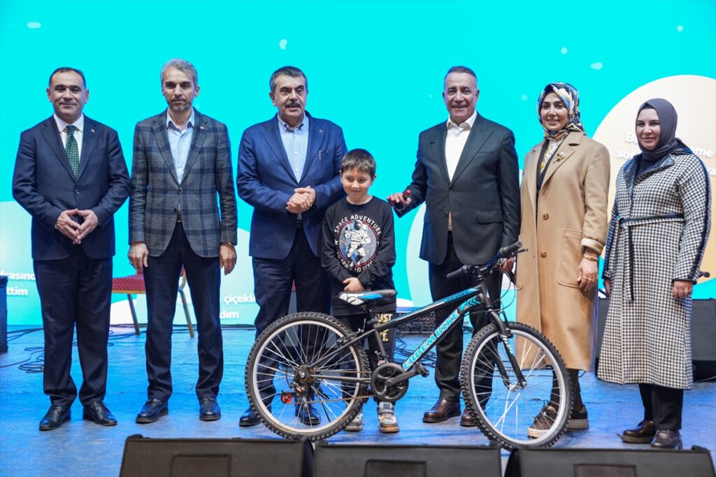 Milli Eğitim Bakanı Tekin, Sultangazi Belediyesi Ramazan Etkinlik Çadırı’nı ziyaret etti: