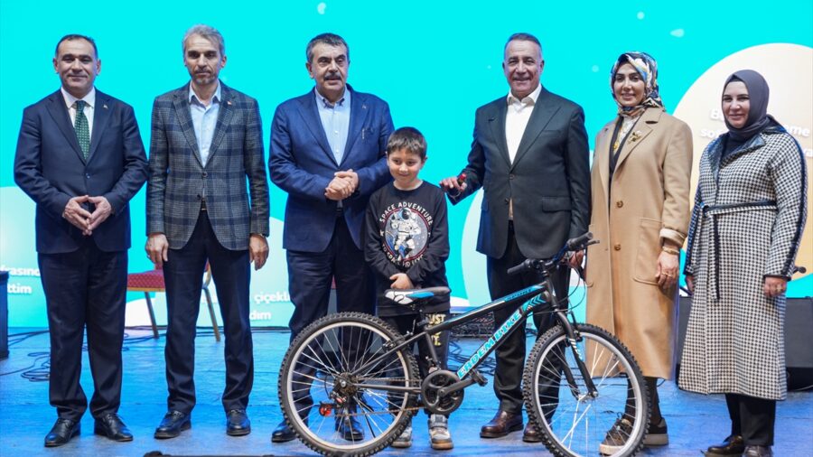 Milli Eğitim Bakanı Tekin, Sultangazi Belediyesi Ramazan Etkinlik Çadırı’nı ziyaret etti: