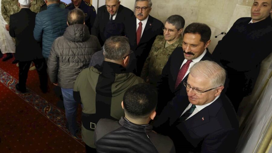 Milli Savunma Bakanı Güler, bayram namazını Hatay’da kıldı