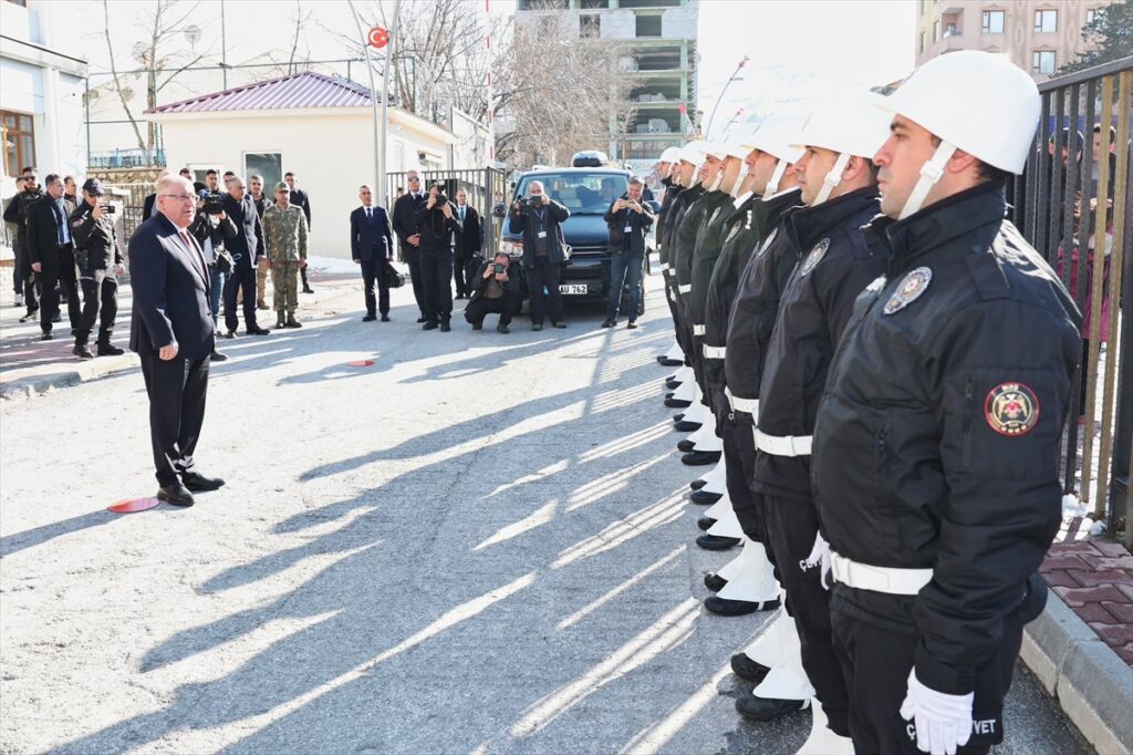 Milli Savunma Bakanı Güler, Muş Hava Meydan Komutanlığında incelemelerde bulundu