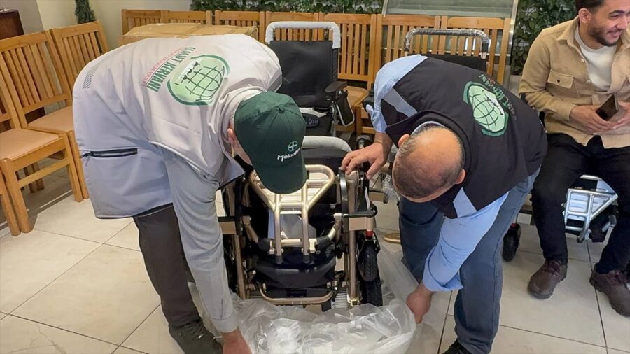 Mısır’da tedavi gören Gazzeli engelli kadın ve kız çocuklarına elektrikli sandalye desteği