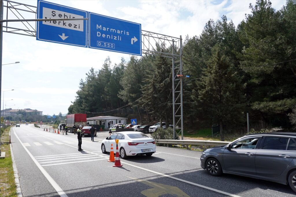 Muğla’da bayram trafiği yoğunluğu başladı