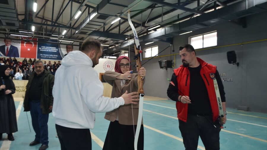 Muş’ta 322 kız öğrenciye okçuluk eğitimi verildi