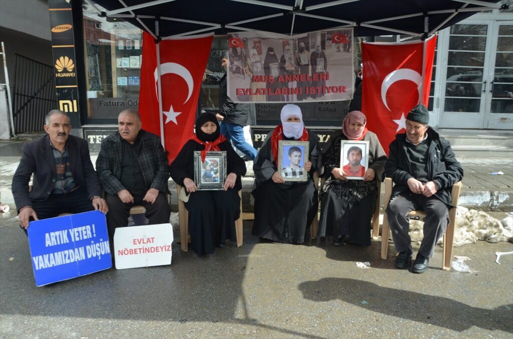 Muş’ta aileler DEM Parti önündeki eylemlerine devam ediyor