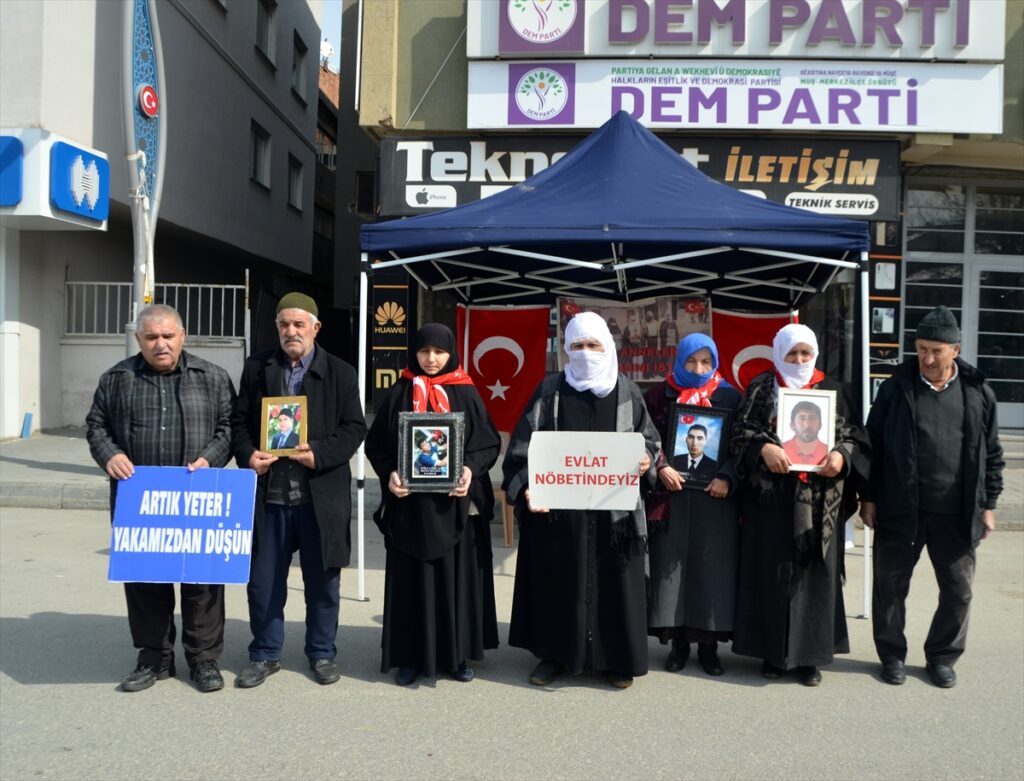 Muş’ta evlatlarına kavuşmak isteyen aileler, DEM Parti önündeki eylemlerini sürdürdü