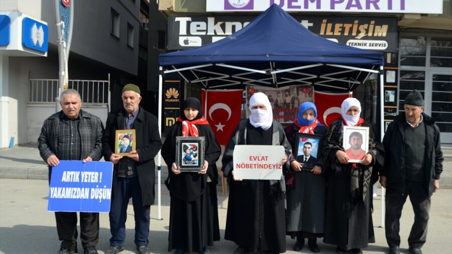 Muş’ta evlatlarına kavuşmak isteyen aileler, DEM Parti önündeki eylemlerini sürdürdü