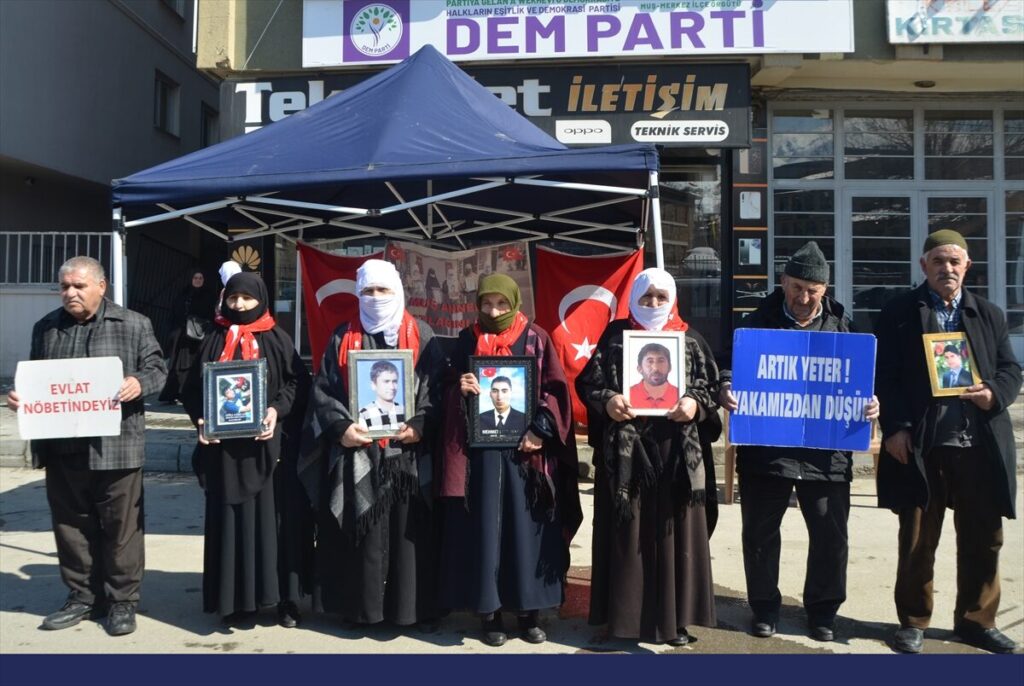 Muş’ta evlatlarına kavuşmak isteyen aileler DEM Parti önündeki eylemlerini sürdürdü