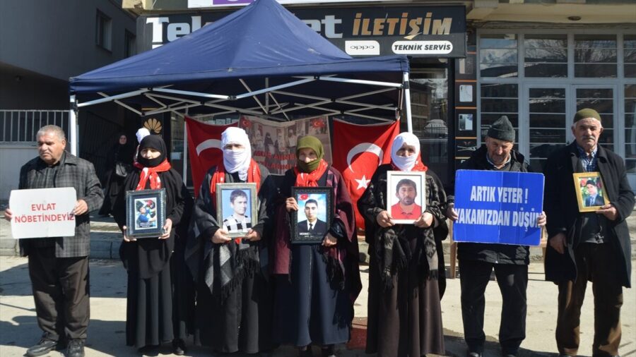 Muş’ta evlatlarına kavuşmak isteyen aileler DEM Parti önündeki eylemlerini sürdürdü