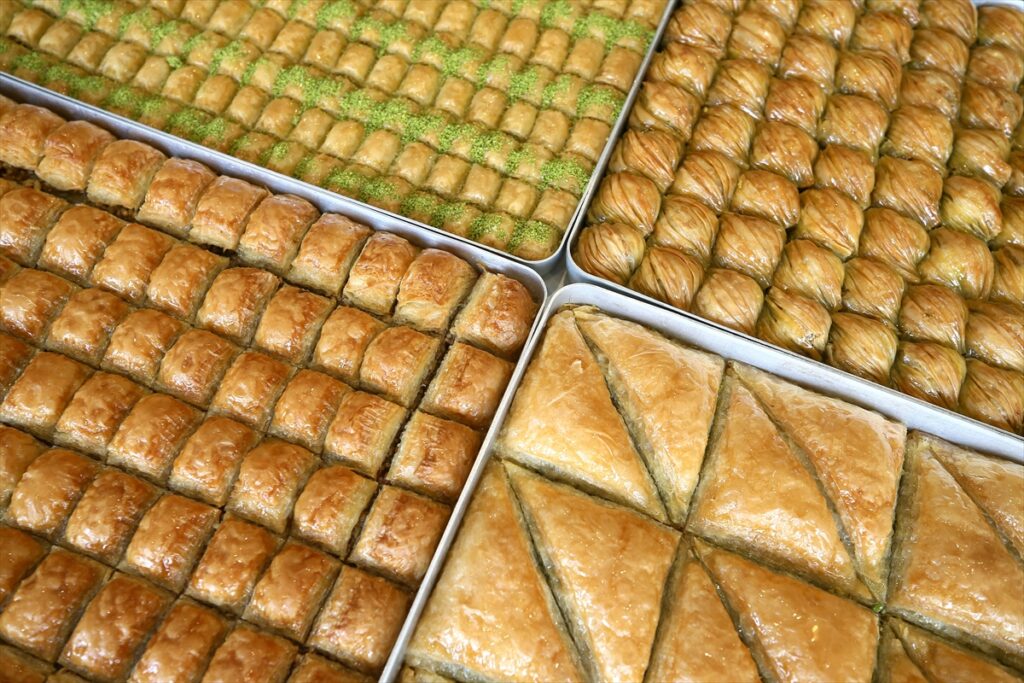 Muş’ta tatlıcılar bayram siparişlerini yetiştirmeye çalışıyor