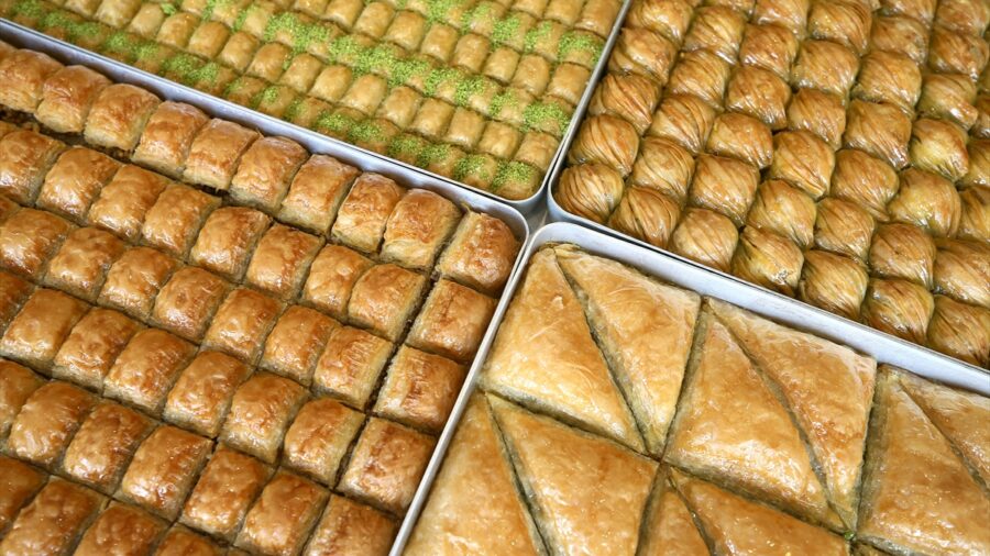 Muş’ta tatlıcılar bayram siparişlerini yetiştirmeye çalışıyor