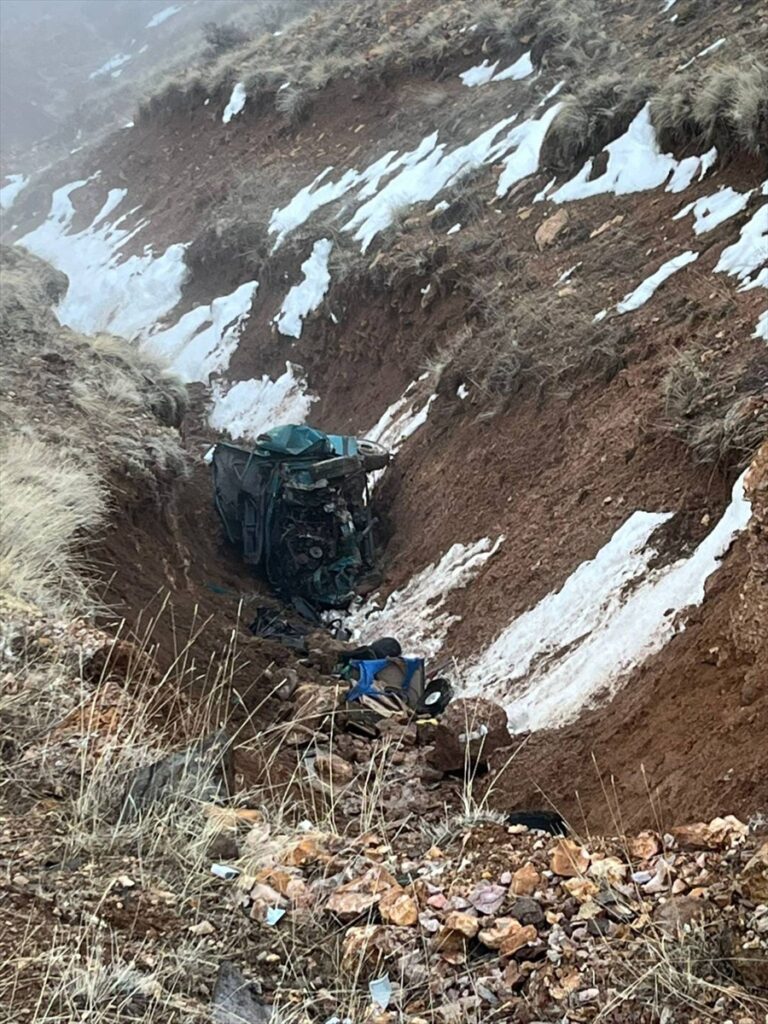 Niğde’de şarampole devrilen otomobildeki 2 kişi öldü, 2 kişi yaralandı