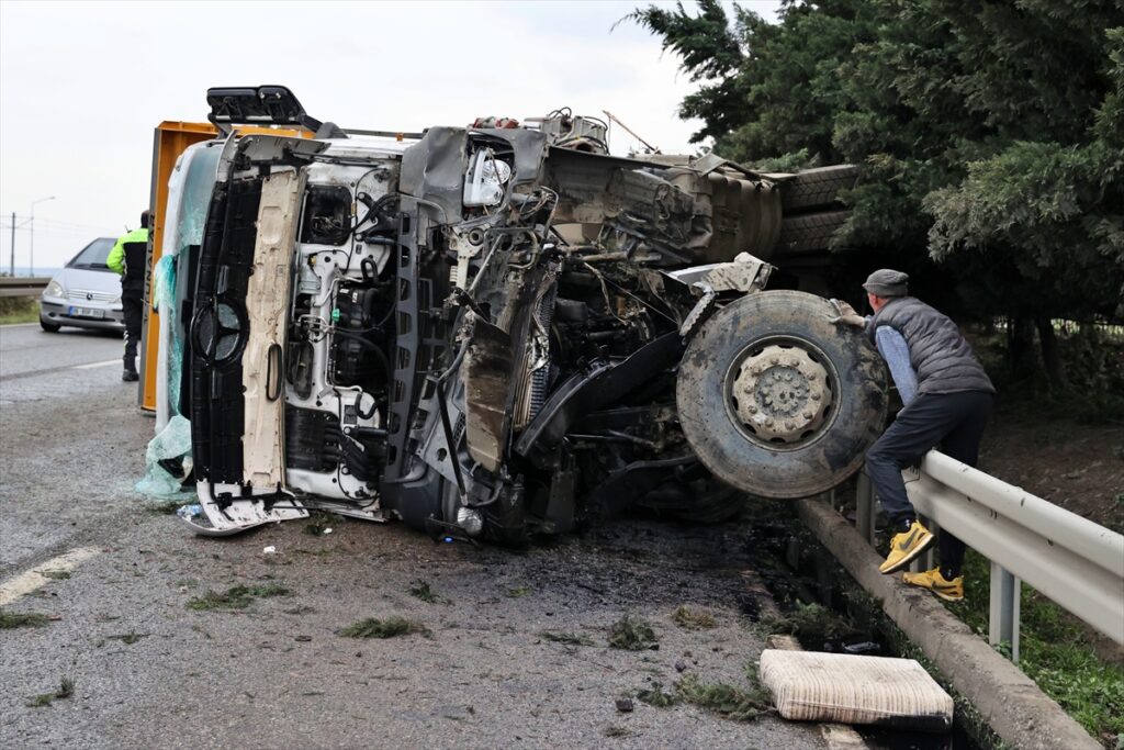 Ordu-Samsun kara yolunda hafriyat kamyonunun devrilmesi sonucu uzun araç kuyruğu oluştu