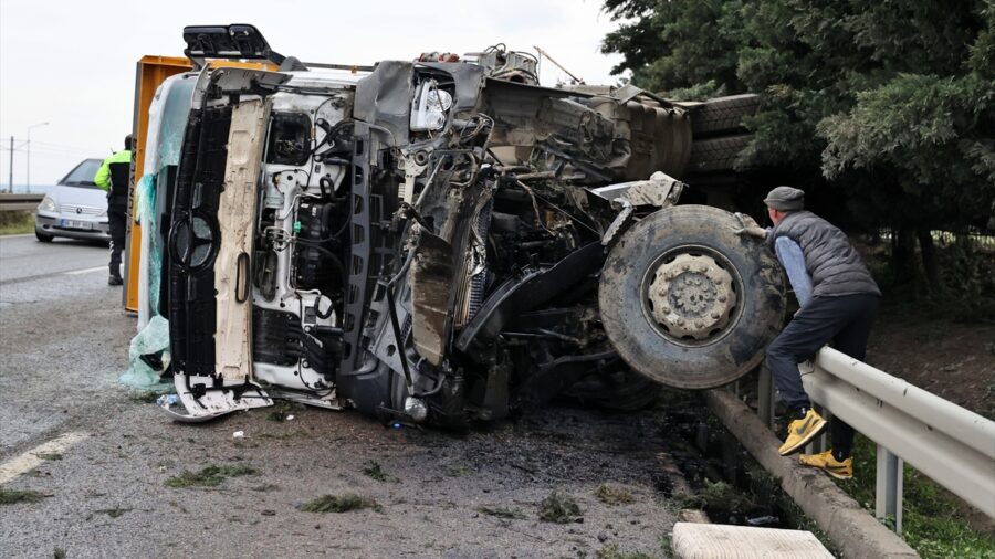 Ordu-Samsun kara yolunda hafriyat kamyonunun devrilmesi sonucu uzun araç kuyruğu oluştu