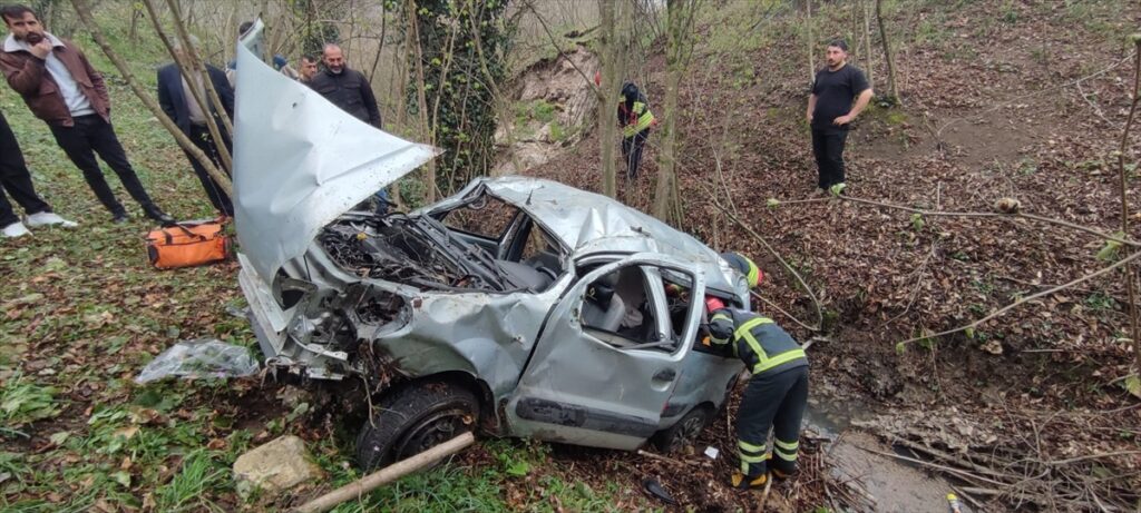 Ordu’da hafif ticari aracın şarampole devrildiği kazada 4 kişi yaralandı
