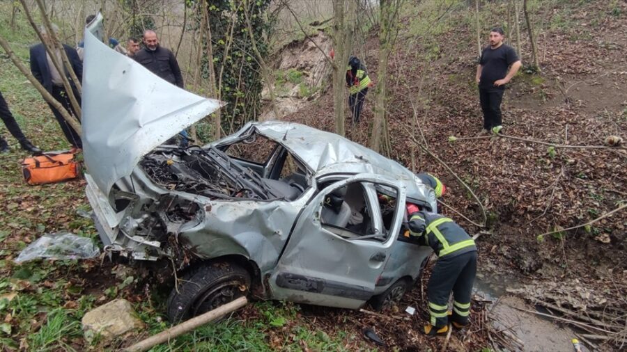 Ordu’da hafif ticari aracın şarampole devrildiği kazada 4 kişi yaralandı