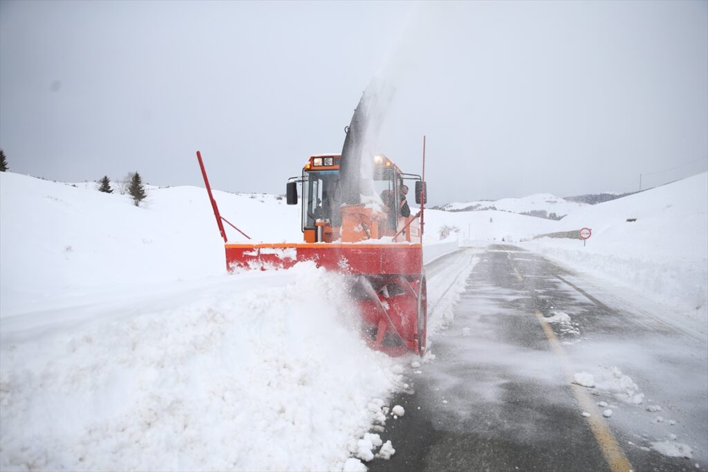 Ordu’da karla mücadele çalışmaları devam ediyor