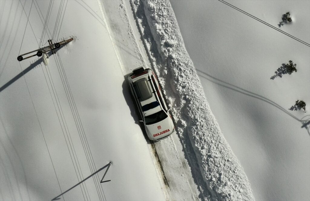 Paramedik kadın sürücüler Karadeniz’in zorlu coğrafyasında fedakarca görev yapıyor