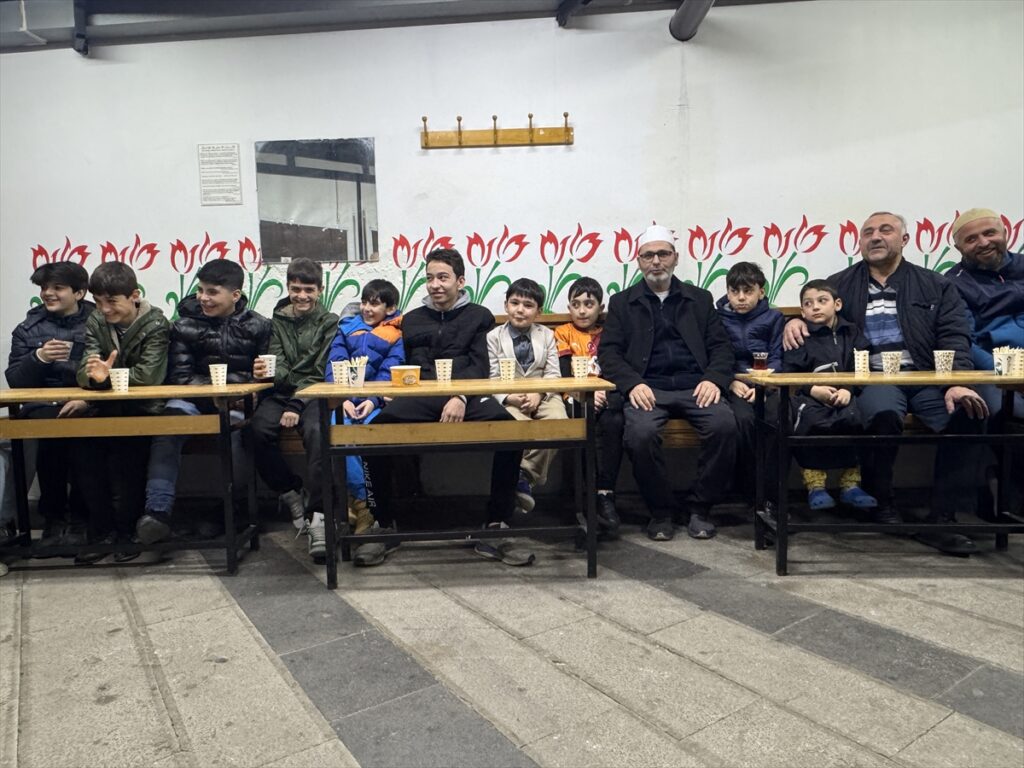 Pendik’te camide “soba başı muhabbetleri”yle gençlere güvenli ortam sunuluyor
