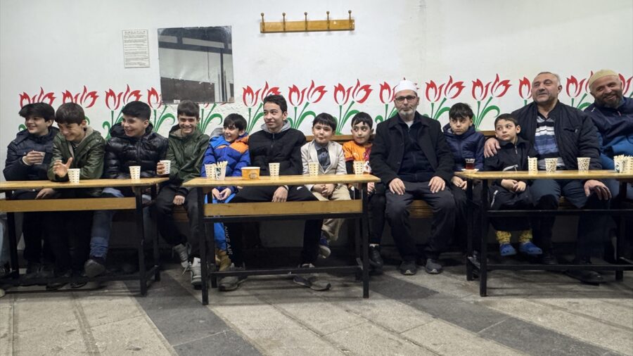 Pendik’te camide “soba başı muhabbetleri”yle gençlere güvenli ortam sunuluyor