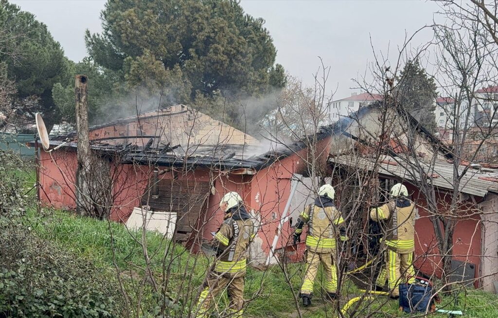 Pendik’te gecekonduda çıkan yangın söndürüldü