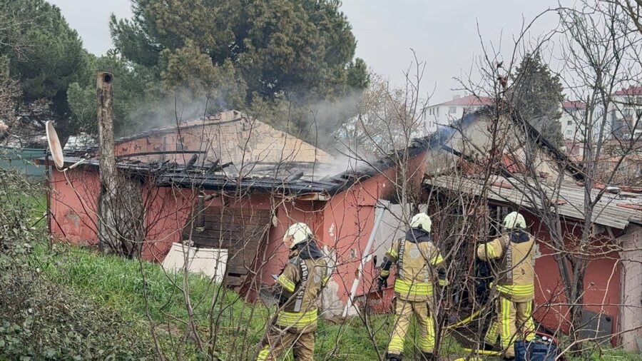 Pendik’te gecekonduda çıkan yangın söndürüldü