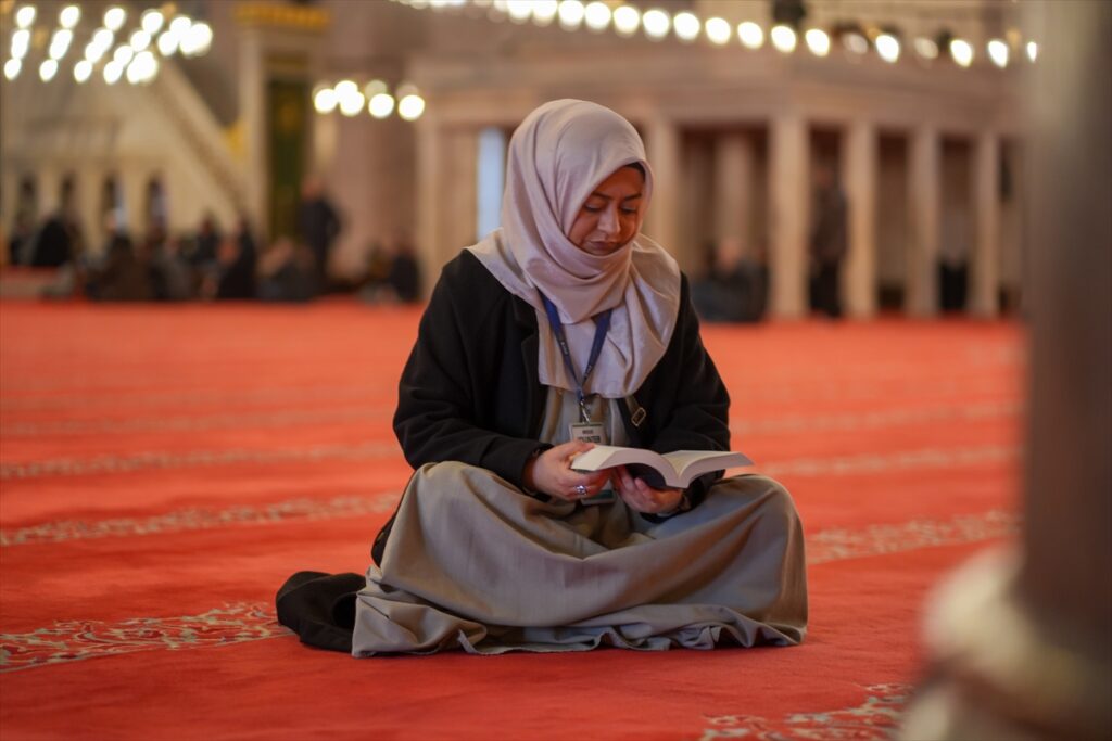 Perulu kadın, binlerce kilometre uzaktan geldiği İstanbul’da turistlere İslam’ı anlatıyor