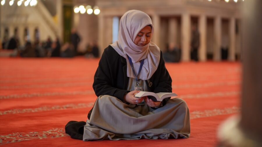 Perulu kadın, binlerce kilometre uzaktan geldiği İstanbul’da turistlere İslam’ı anlatıyor