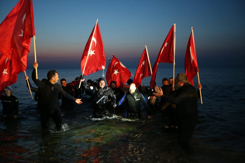 Profesyonel dalgıç, 18 Mart anısına Anzak Koyu’nda “dünya rekoru” kırdı