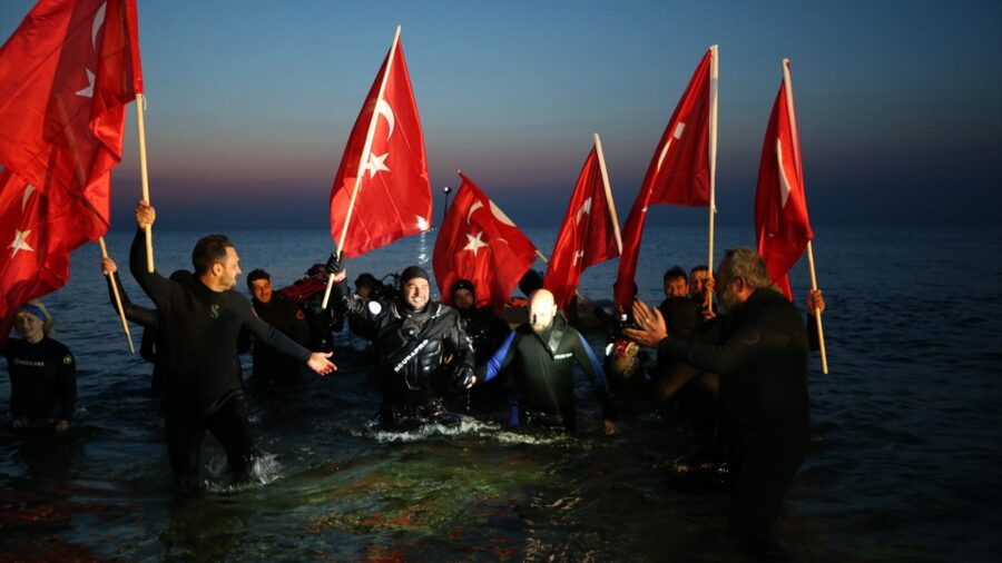 Profesyonel dalgıç, 18 Mart anısına Anzak Koyu’nda “dünya rekoru” kırdı