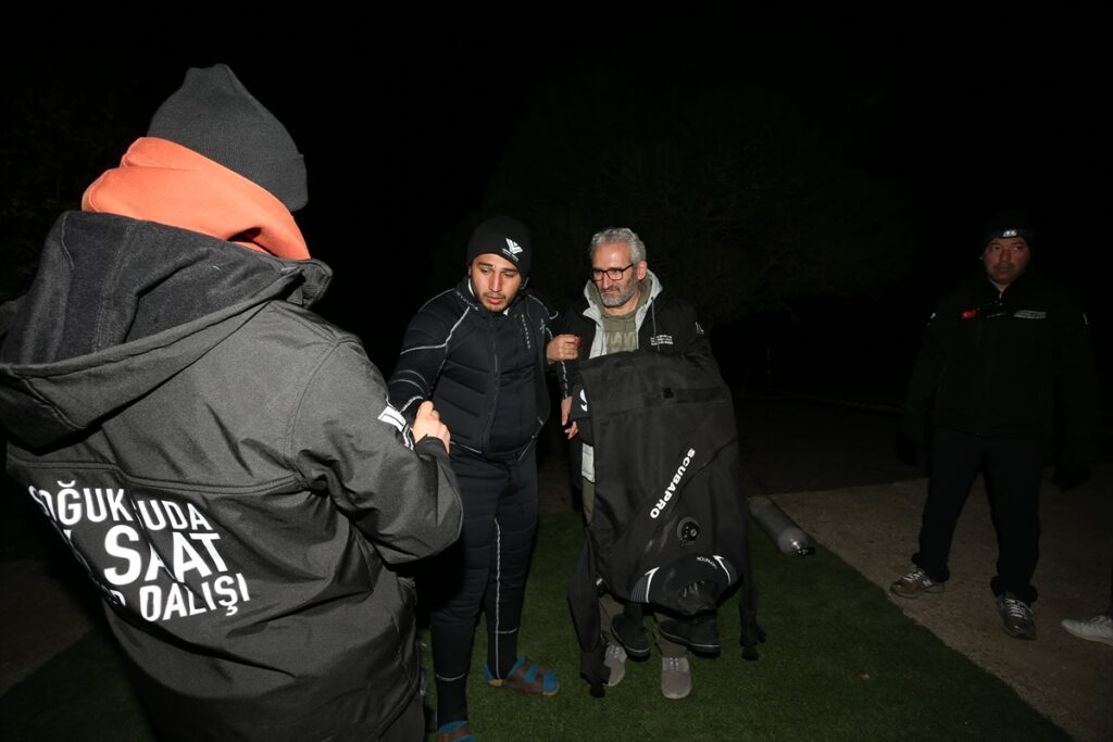 Profesyonel dalgıç, 18 Mart anısına dünya rekoru için Anzak Koyu’nda suya girdi