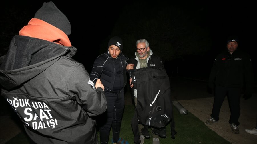 Profesyonel dalgıç, 18 Mart anısına dünya rekoru için Anzak Koyu’nda suya girdi