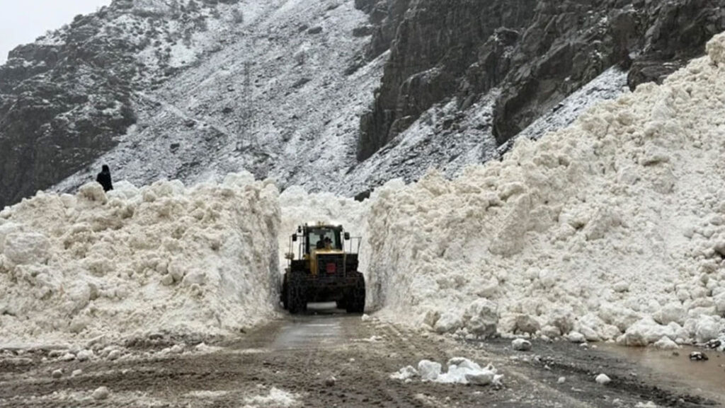 Hakkâri-Çukurca Yolunda Çığ Tehlikesi Yaşandı