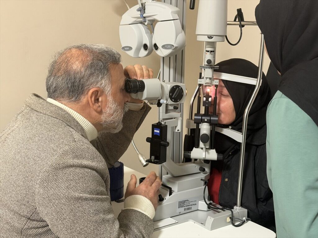 Ressam göz doktoru, sanatın iyileştirici gücünü hastalarıyla paylaşıyor