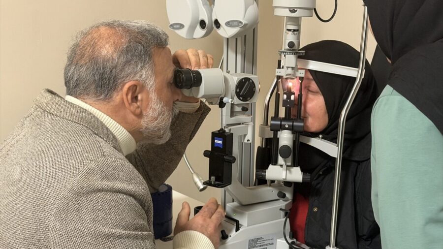 Ressam göz doktoru, sanatın iyileştirici gücünü hastalarıyla paylaşıyor