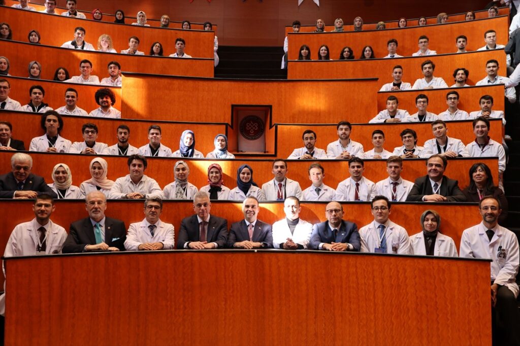 Sağlık Bakanı Memişoğlu Tıp Bayramı’nda hekim adaylarıyla buluştu