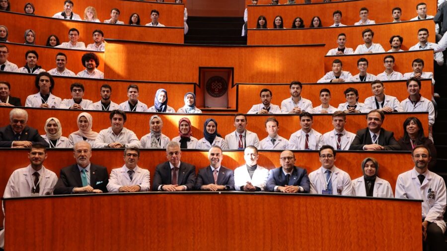 Sağlık Bakanı Memişoğlu Tıp Bayramı’nda hekim adaylarıyla buluştu