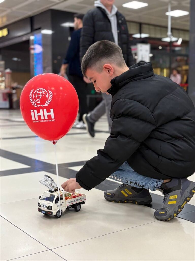 Sakarya’da çocuklara uzaktan kumandalı oyuncak kamyonetle şeker sürprizi
