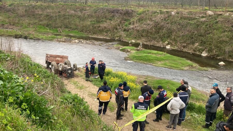 Sakarya’da devrilen traktörün sürücüsü öldü