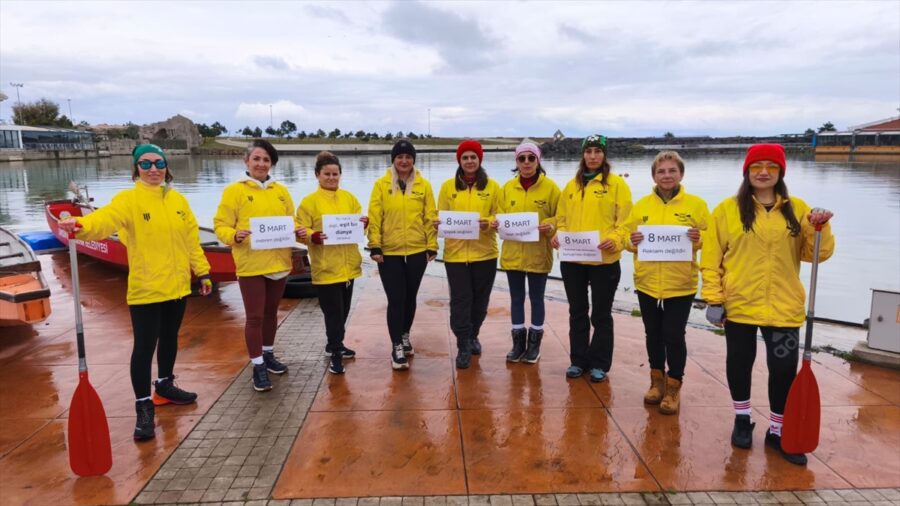Samsun’da kadınlar 8 Mart’ı Karadeniz’de kürek çekerek kutladı