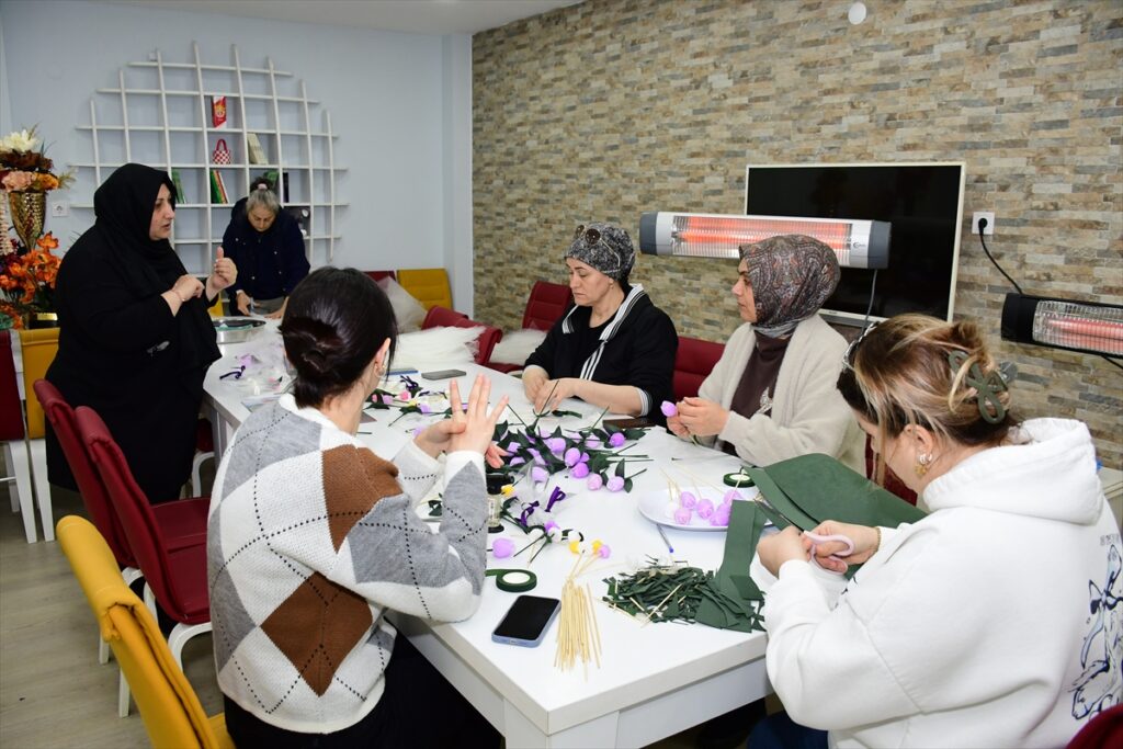 Samsun’da kadınlar mumdan çiçek ve hediyelik eşya üretiyor