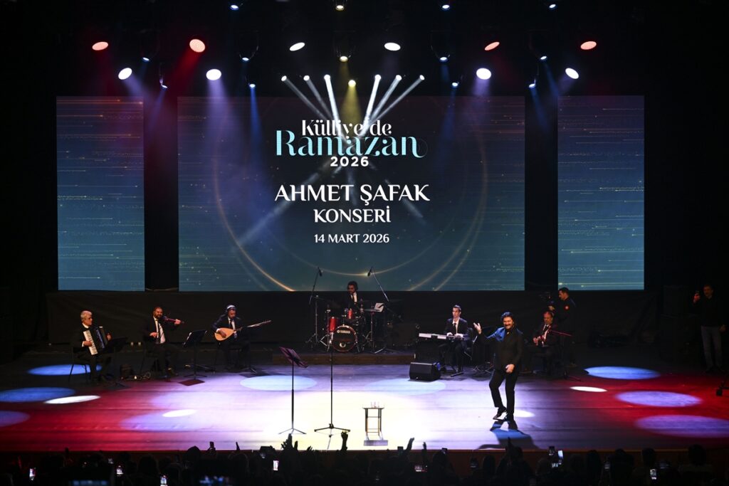 Sanatçı Ahmet Şafak, “Külliye’de Ramazan” etkinliklerinde konser verdi