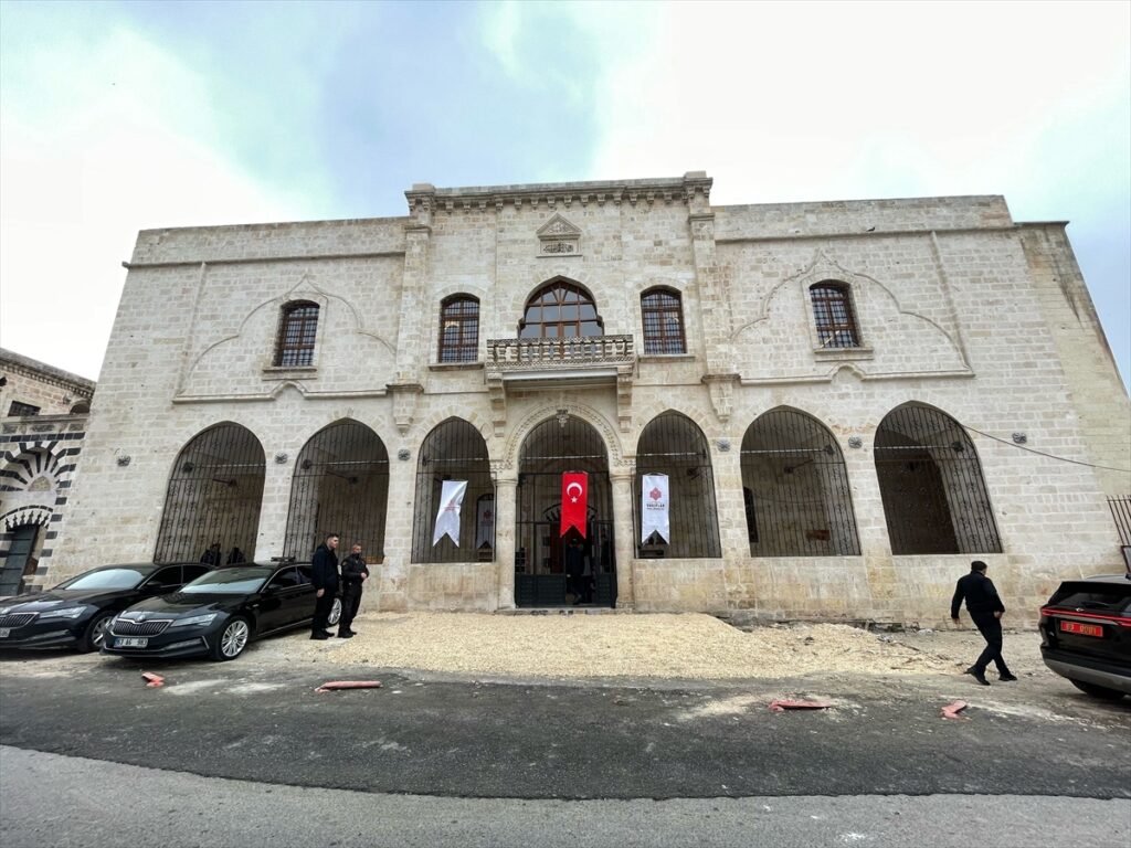 Şanlıurfa’da depremde hasar alan Selahaddin Eyyubi Camisi ibadete açıldı