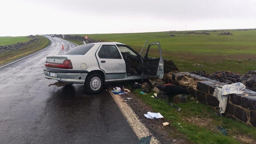 Şanlıurfa’da duvara çarpan otomobildeki 5 kişi yaralandı