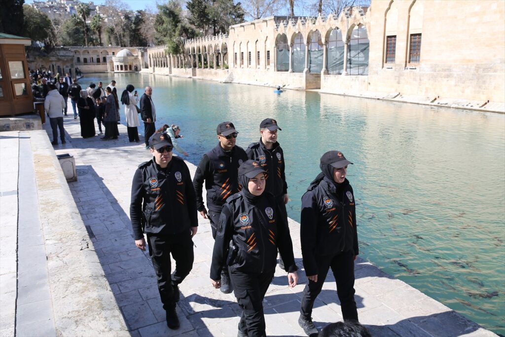 Şanlıurfa’da “turizm polisi” rehberlik hizmetiyle turistlere güven veriyor